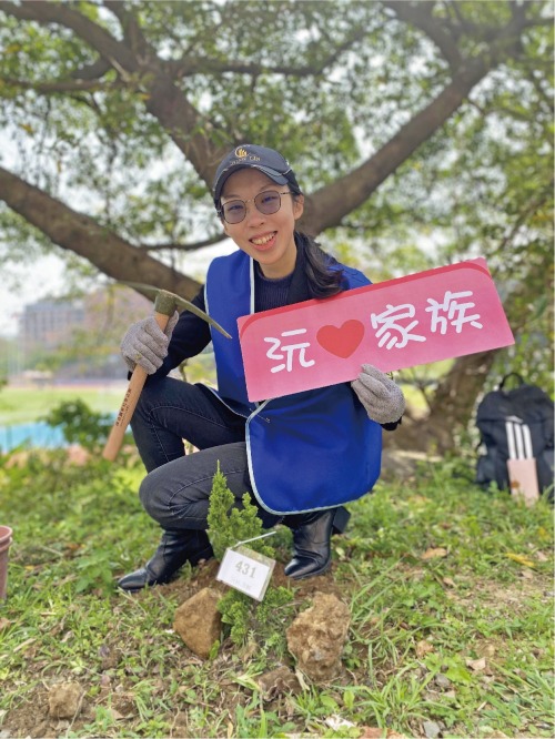 沅林營建機構特助林特助與同仁們，滿心期待樹苗慢慢茁壯，為台灣這座島嶼貢獻一份良善心意。